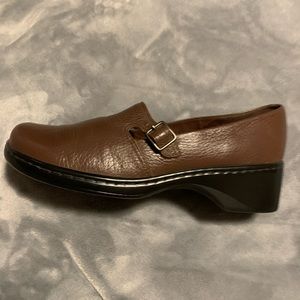 ❤️CLARKS LADIES SIZE 9M BROWN LEATHER SHOES ARE COMFY AND LOOK BRAND NEW!❤️